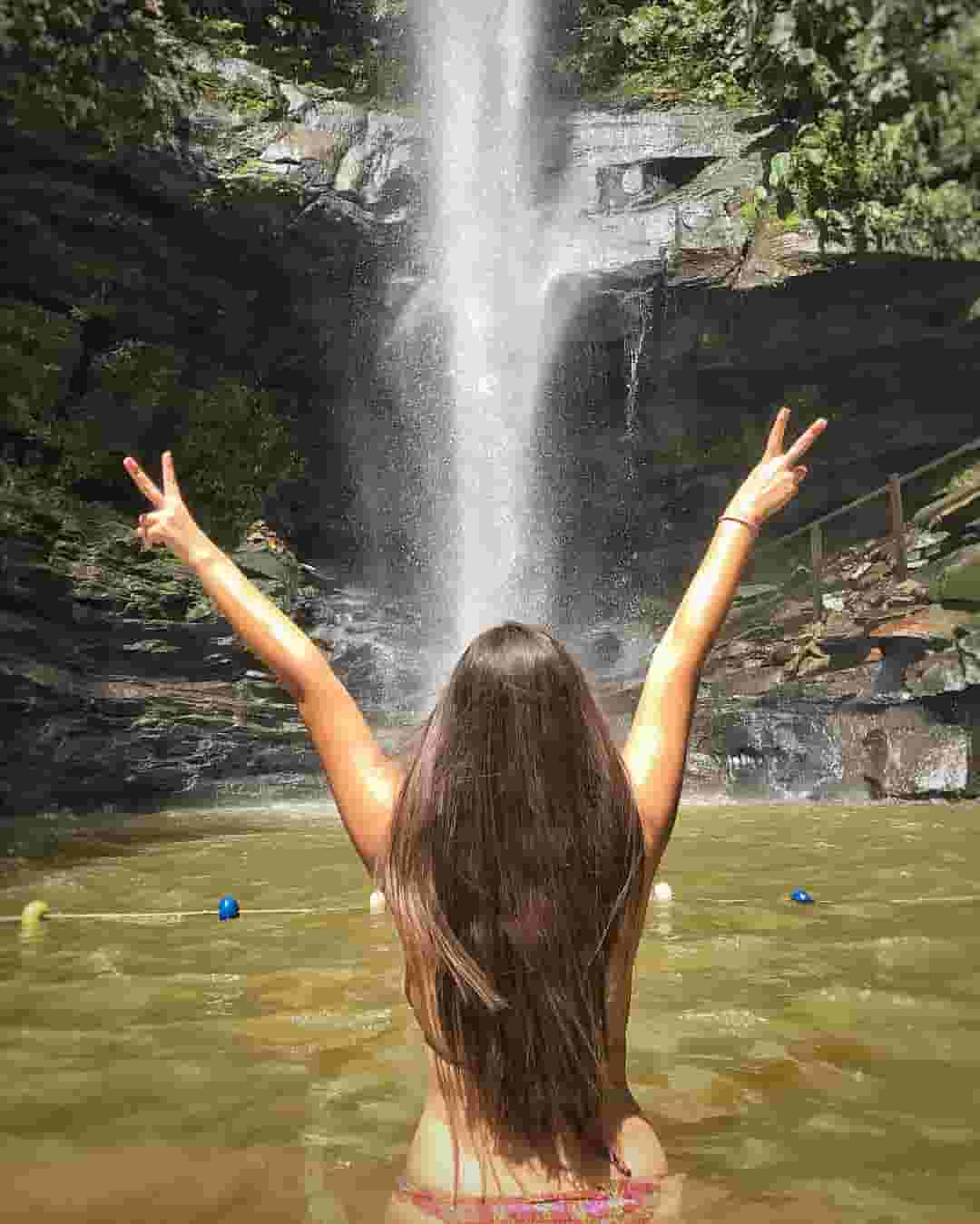 turista-apreciando-las-cataratas-de-ahuashiyacu-min